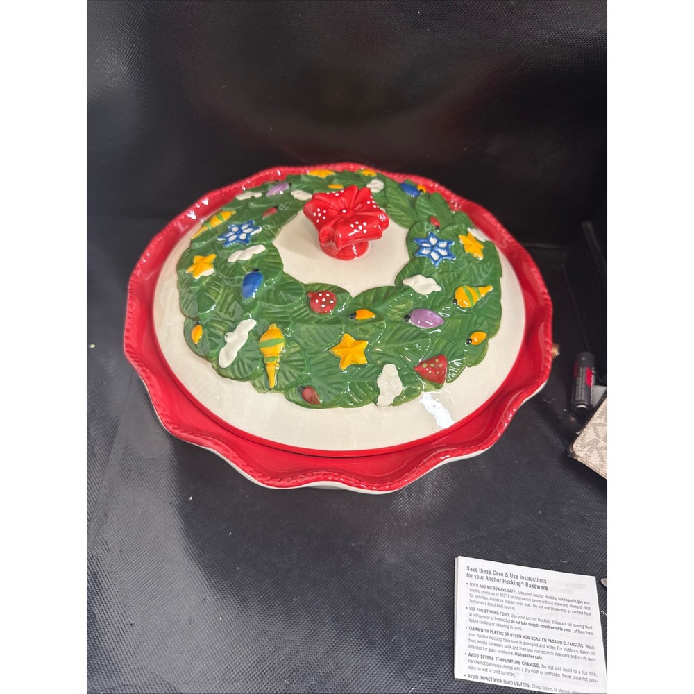 Temp-tations Figural Christmas Pie Dish with Wreath Lid Red Ceramic BakerPPP-HLD